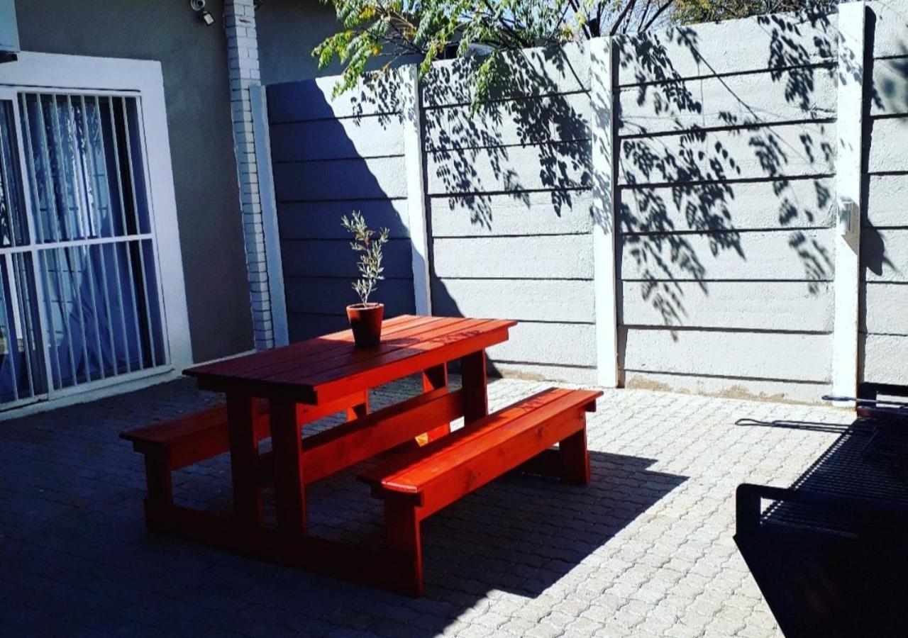 Apartamento Bateleur Self Catering Cc Windhoek Exterior foto
